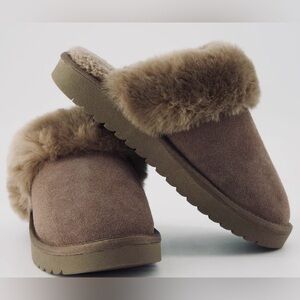 Cushionaire Suede Slippers. Size 8.5